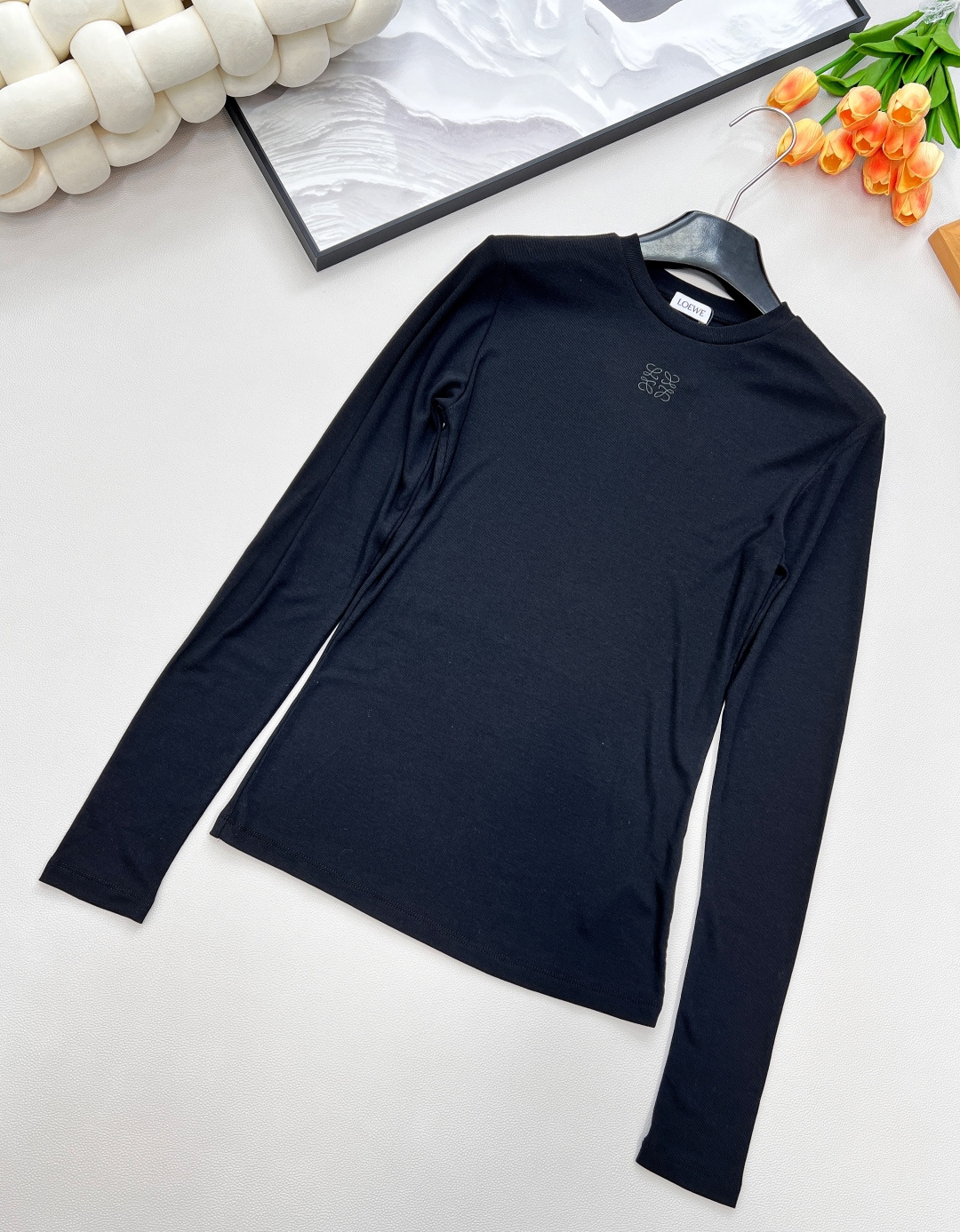 🆕LOEWE秋冬新款高级老钱风莫兰迪色系打底衫长袖T恤，弹力螺纹面料软糯舒适，同色系刺绣小标识点缀，凸显