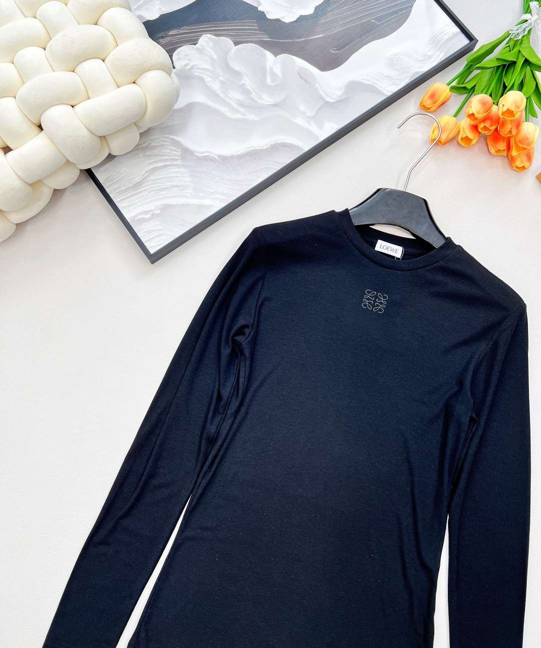 🆕LOEWE秋冬新款高级老钱风莫兰迪色系打底衫长袖T恤，弹力螺纹面料软糯舒适，同色系刺绣小标识点缀，凸显