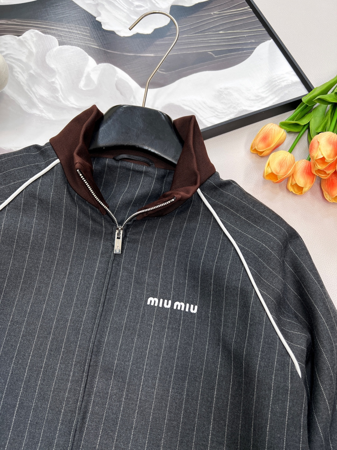 🆕Miumiu25Fw早秋新款知性分子学院风落肩夹克外套丨⚠独家yb开发！高版出品！撞色罗纹领拼接设计甜