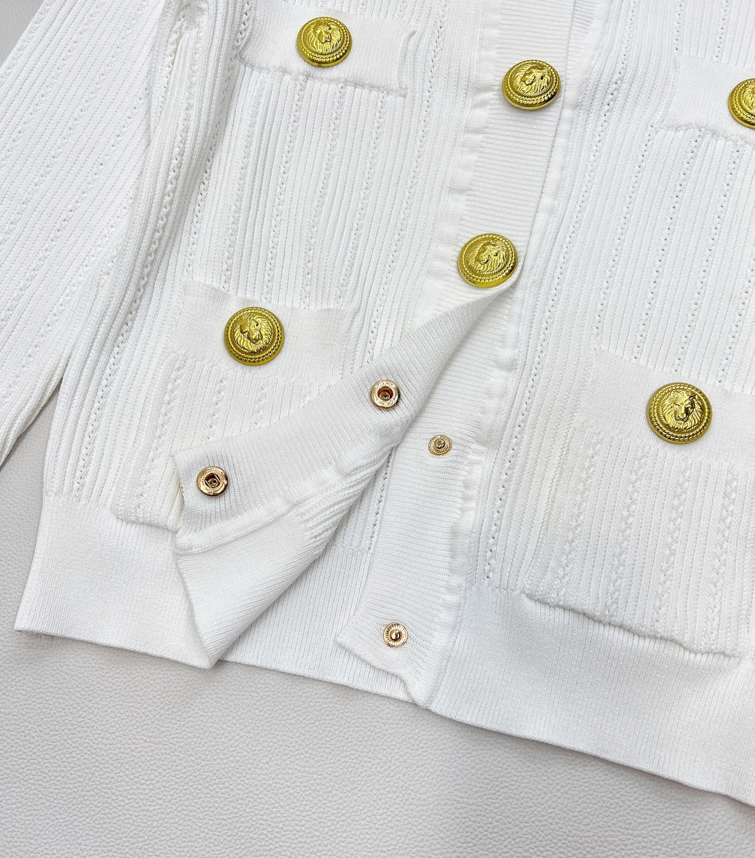 🆕 BALMAIN 巴尔曼金扣针织开衫，巴尔曼作为法国奢侈品牌的代表，始终以精致工艺与奢华设计闻名。这件