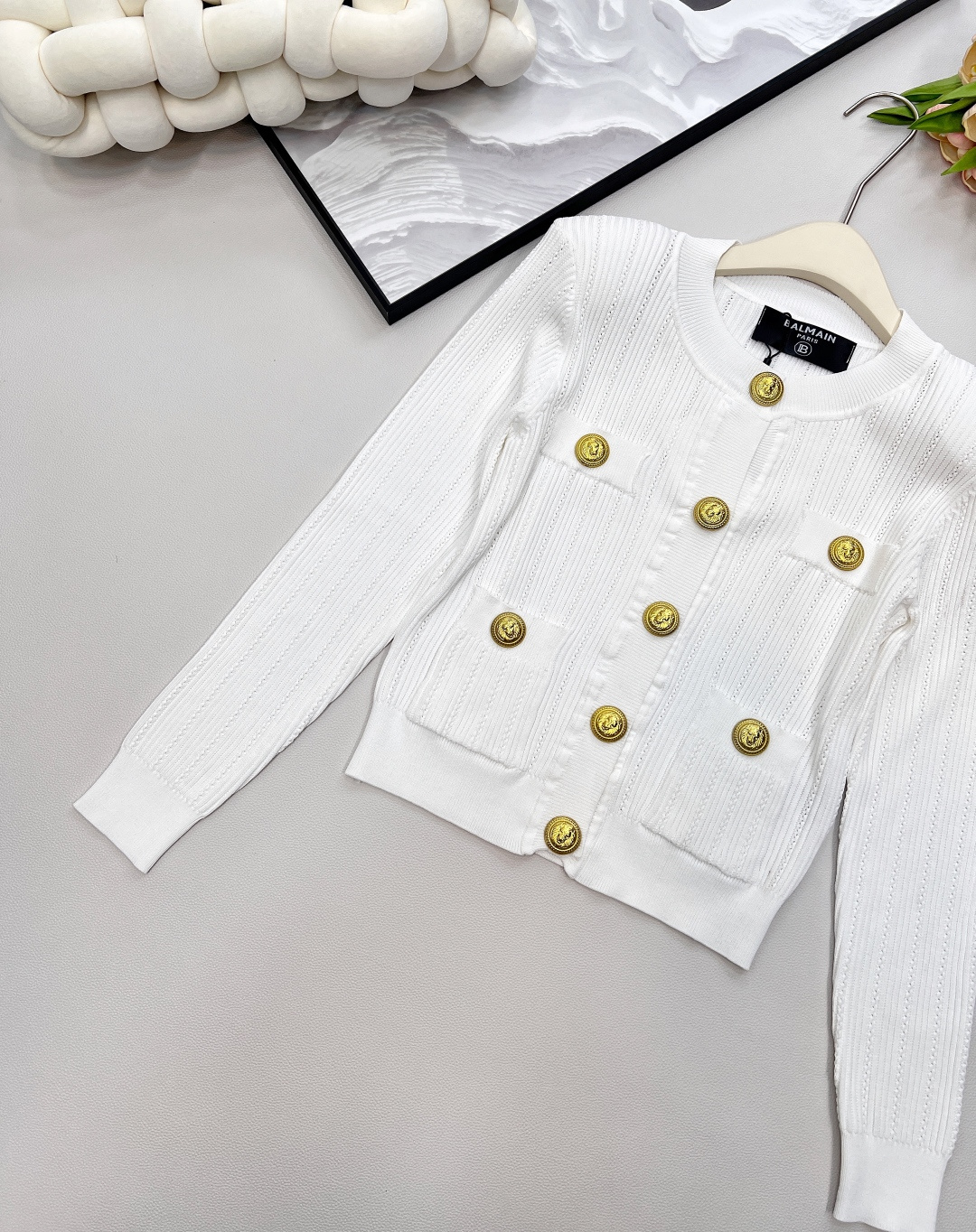 🆕 BALMAIN 巴尔曼金扣针织开衫，巴尔曼作为法国奢侈品牌的代表，始终以精致工艺与奢华设计闻名。这件