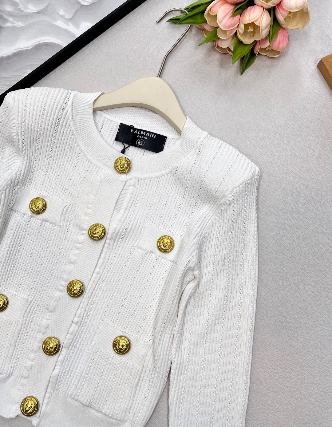 🆕 BALMAIN 巴尔曼金扣针织开衫，巴尔曼作为法国奢侈品牌的代表，始终以精致工艺与奢华设计闻名。这件