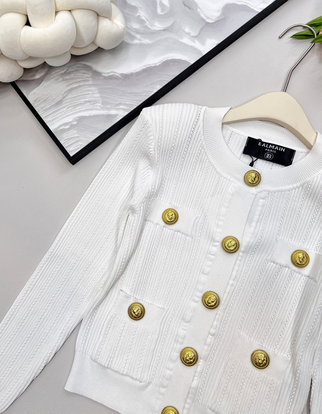 🆕 BALMAIN 巴尔曼金扣针织开衫，巴尔曼作为法国奢侈品牌的代表，始终以精致工艺与奢华设计闻名。这件