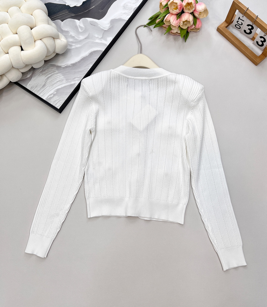 🆕 BALMAIN 巴尔曼金扣针织开衫，巴尔曼作为法国奢侈品牌的代表，始终以精致工艺与奢华设计闻名。这件