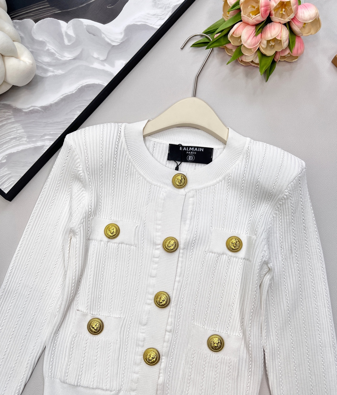 🆕 BALMAIN 巴尔曼金扣针织开衫，巴尔曼作为法国奢侈品牌的代表，始终以精致工艺与奢华设计闻名。这件