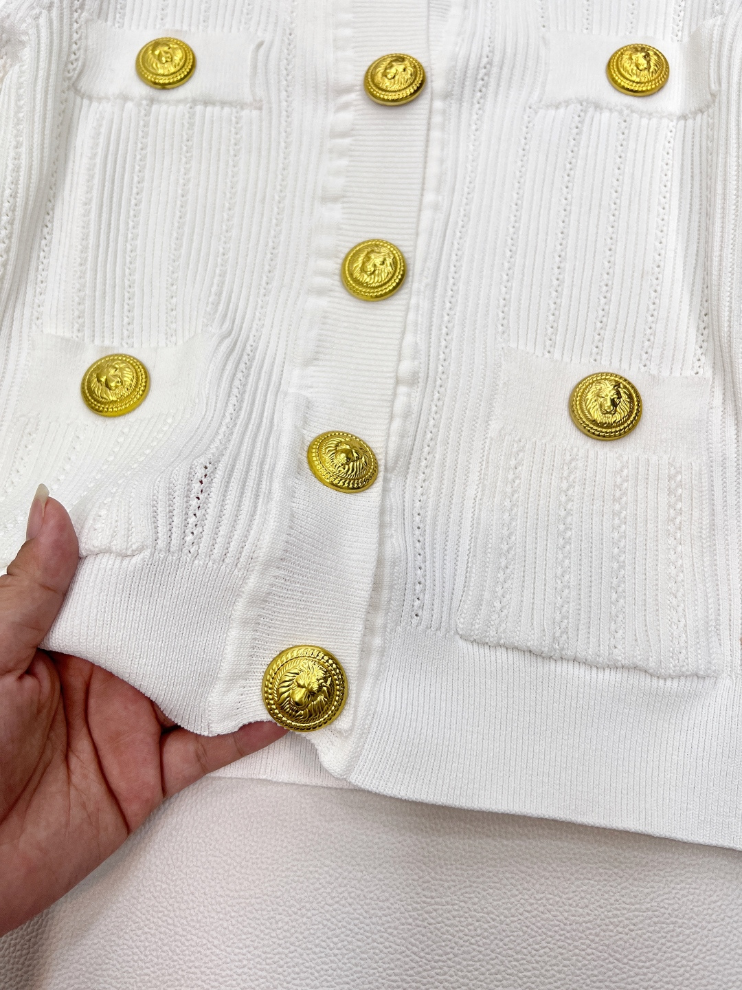 🆕 BALMAIN 巴尔曼金扣针织开衫，巴尔曼作为法国奢侈品牌的代表，始终以精致工艺与奢华设计闻名。这件