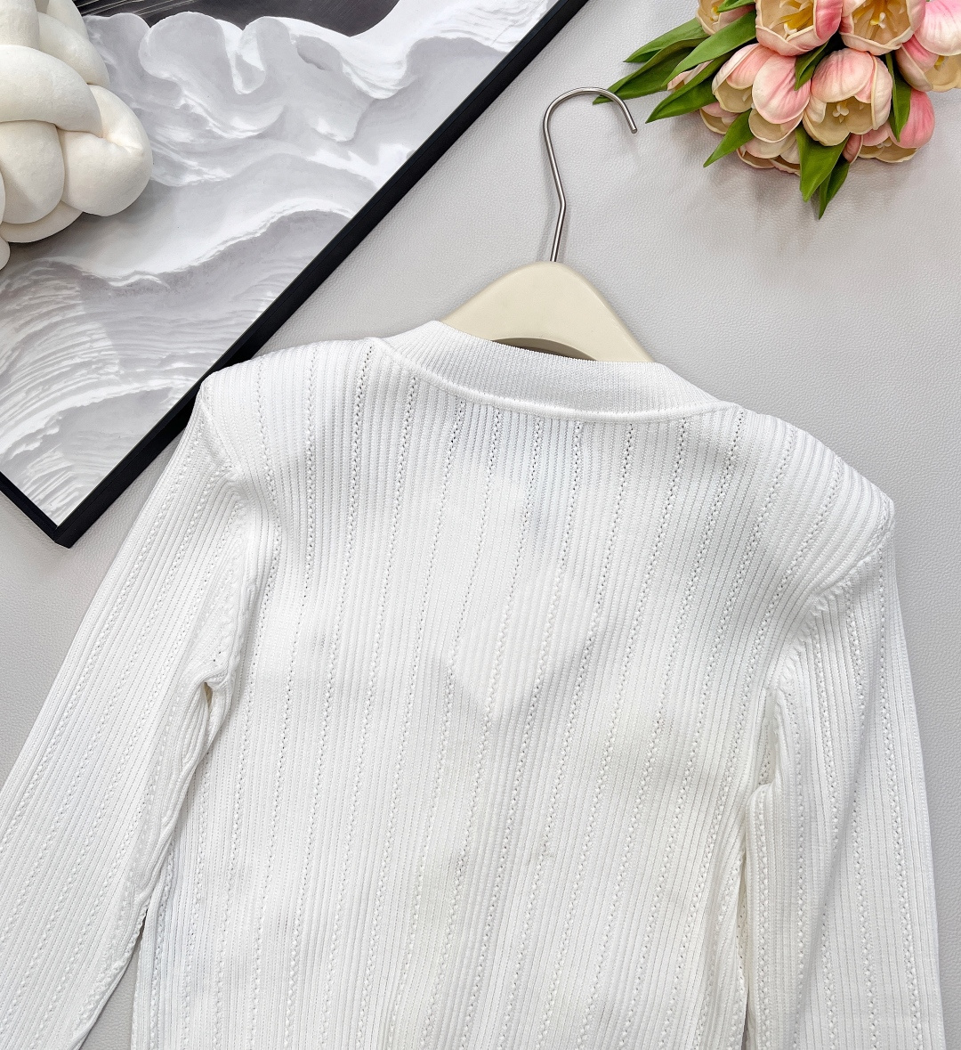 🆕 BALMAIN 巴尔曼金扣针织开衫，巴尔曼作为法国奢侈品牌的代表，始终以精致工艺与奢华设计闻名。这件