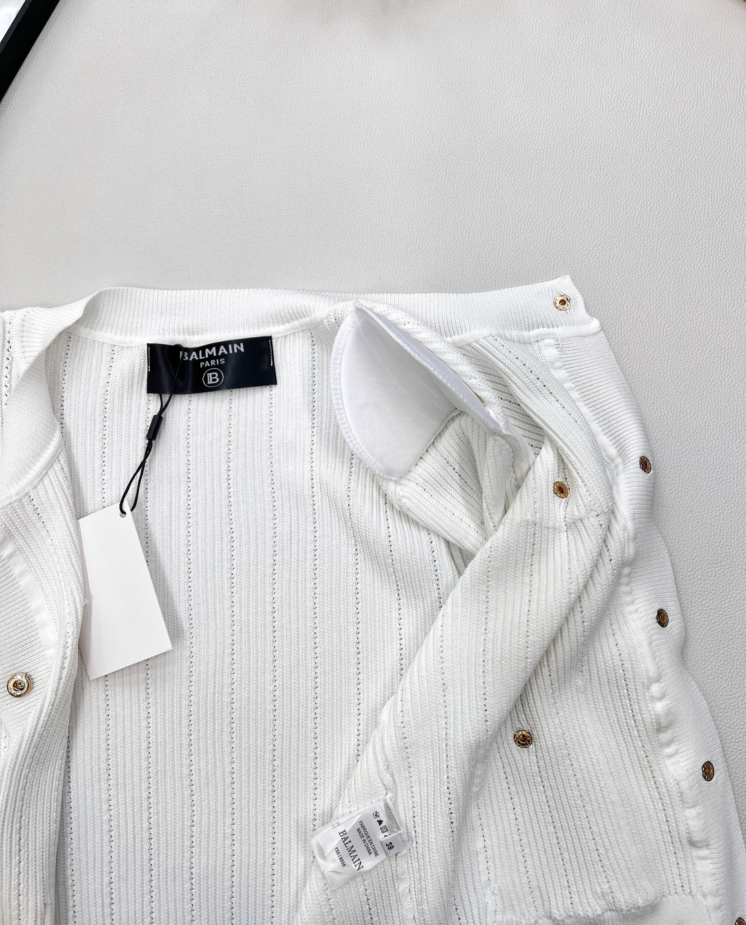 🆕 BALMAIN 巴尔曼金扣针织开衫，巴尔曼作为法国奢侈品牌的代表，始终以精致工艺与奢华设计闻名。这件