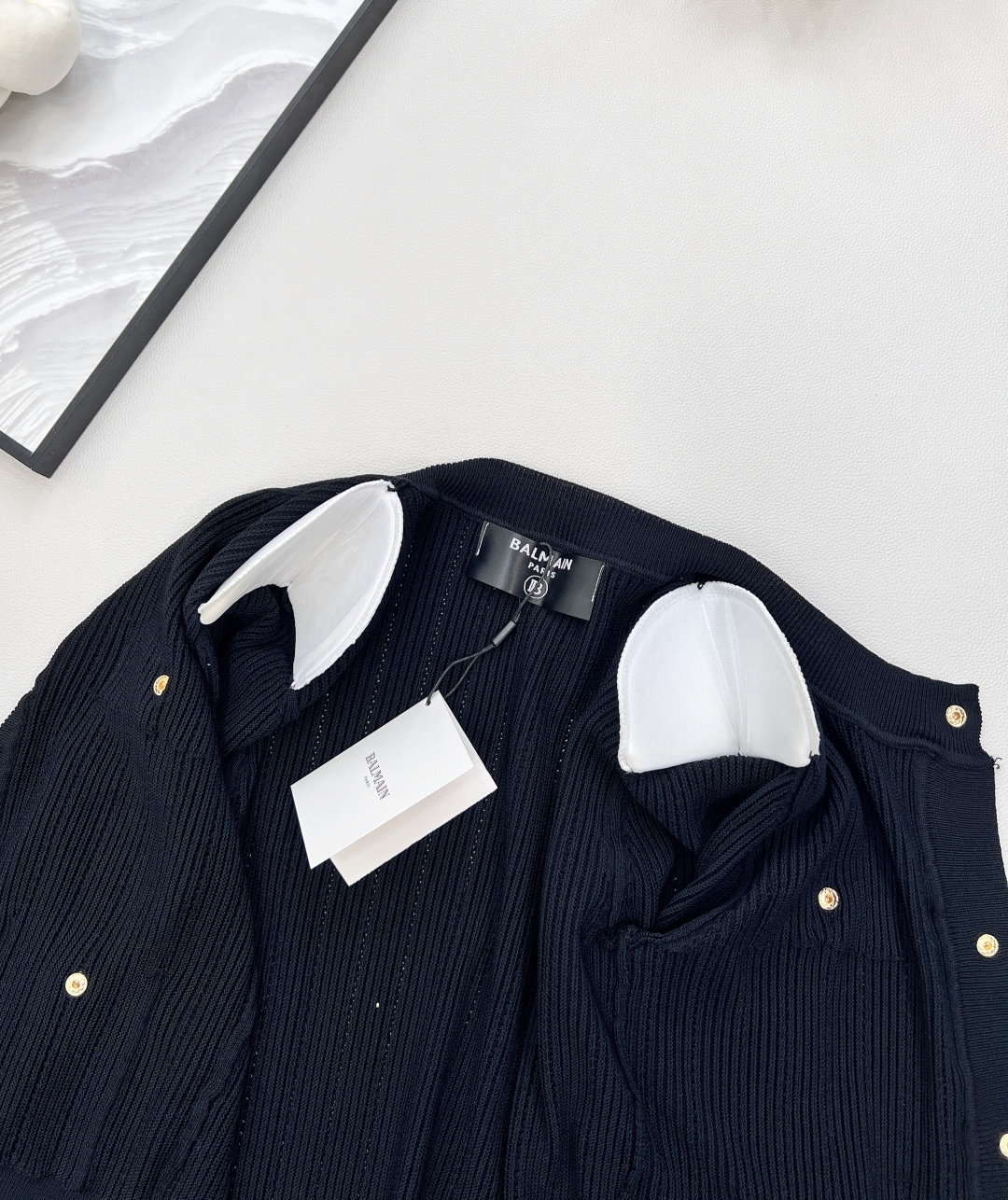 🆕 BALMAIN 巴尔曼金扣针织开衫，巴尔曼作为法国奢侈品牌的代表，始终以精致工艺与奢华设计闻名。这件