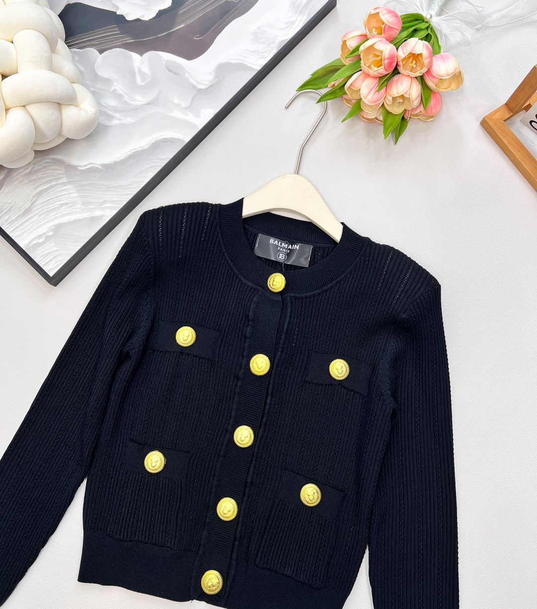 🆕 BALMAIN 巴尔曼金扣针织开衫，巴尔曼作为法国奢侈品牌的代表，始终以精致工艺与奢华设计闻名。这件