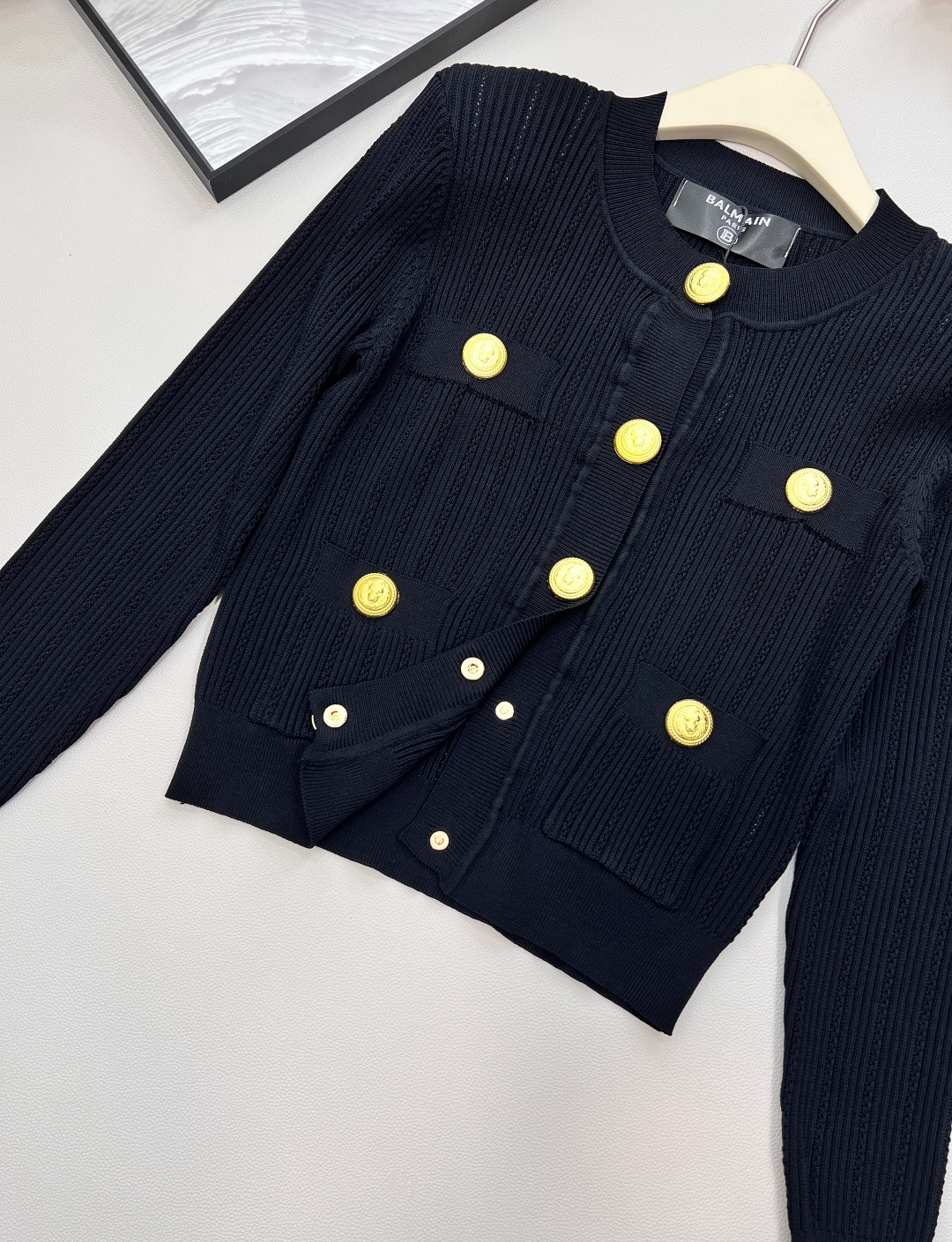 🆕 BALMAIN 巴尔曼金扣针织开衫，巴尔曼作为法国奢侈品牌的代表，始终以精致工艺与奢华设计闻名。这件