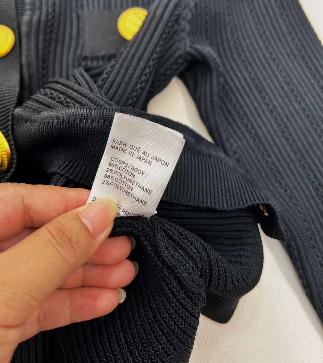 🆕 BALMAIN 巴尔曼金扣针织开衫，巴尔曼作为法国奢侈品牌的代表，始终以精致工艺与奢华设计闻名。这件