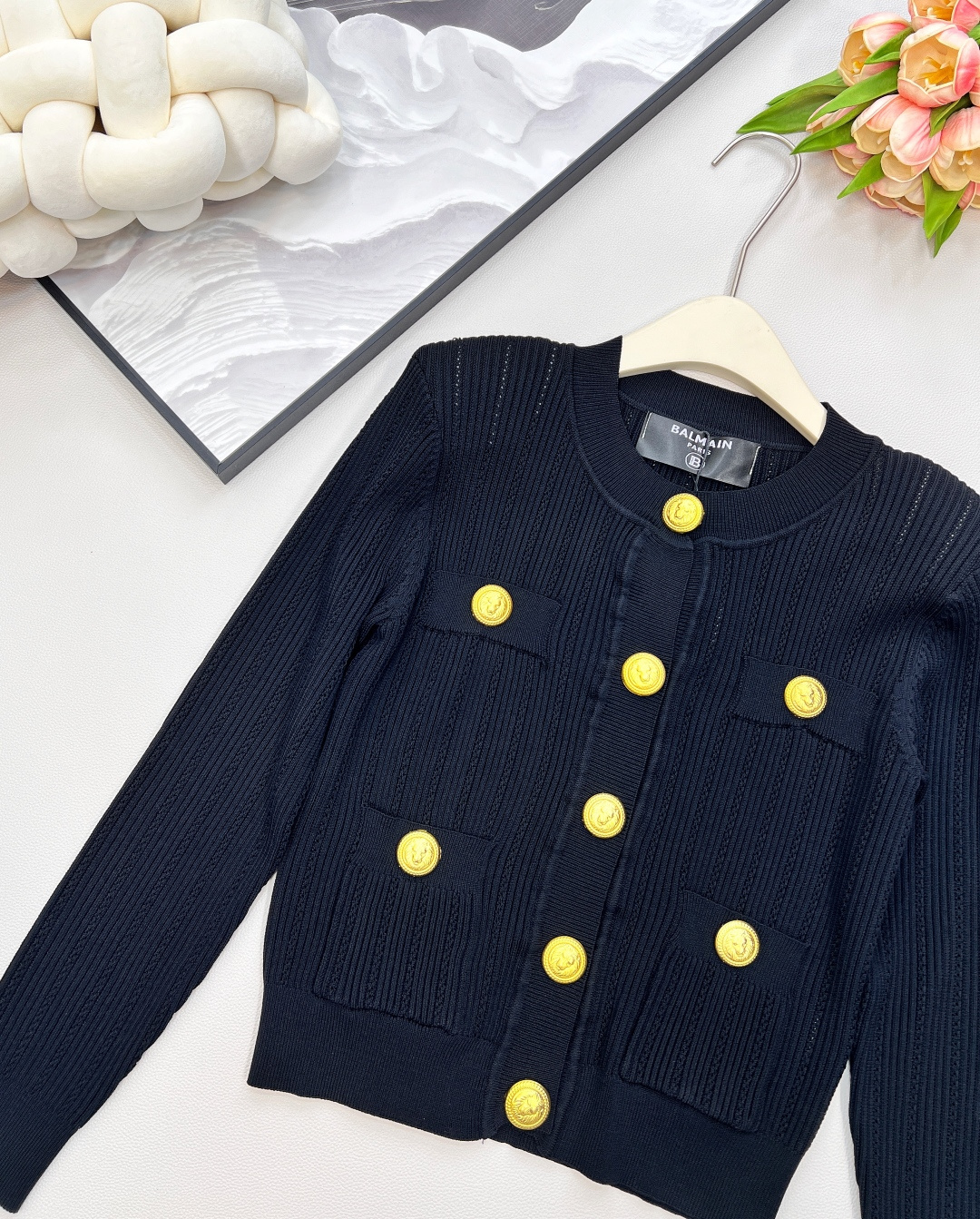 🆕 BALMAIN 巴尔曼金扣针织开衫，巴尔曼作为法国奢侈品牌的代表，始终以精致工艺与奢华设计闻名。这件