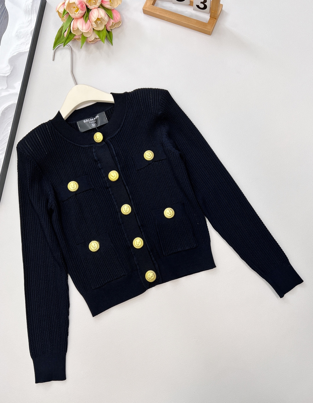 🆕 BALMAIN 巴尔曼金扣针织开衫，巴尔曼作为法国奢侈品牌的代表，始终以精致工艺与奢华设计闻名。这件