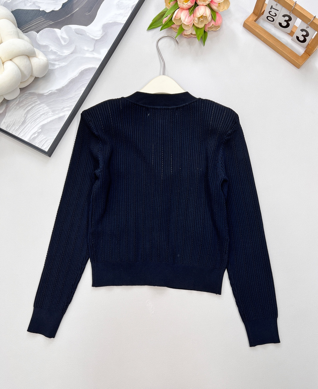 🆕 BALMAIN 巴尔曼金扣针织开衫，巴尔曼作为法国奢侈品牌的代表，始终以精致工艺与奢华设计闻名。这件