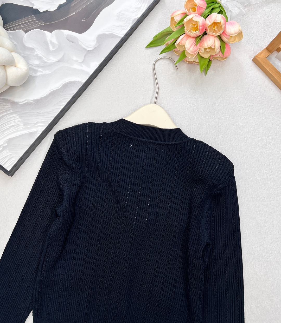 🆕 BALMAIN 巴尔曼金扣针织开衫，巴尔曼作为法国奢侈品牌的代表，始终以精致工艺与奢华设计闻名。这件