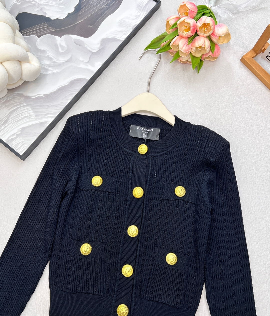 🆕 BALMAIN 巴尔曼金扣针织开衫，巴尔曼作为法国奢侈品牌的代表，始终以精致工艺与奢华设计闻名。这件