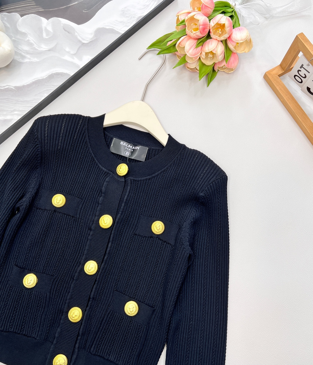 🆕 BALMAIN 巴尔曼金扣针织开衫，巴尔曼作为法国奢侈品牌的代表，始终以精致工艺与奢华设计闻名。这件