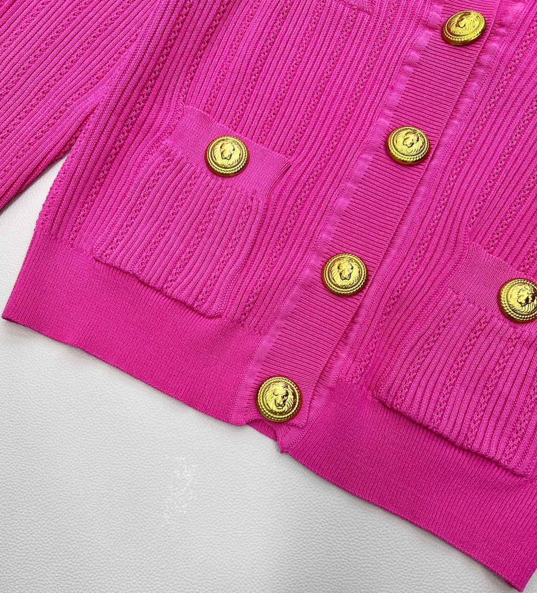 🆕 BALMAIN 巴尔曼金扣针织开衫，巴尔曼作为法国奢侈品牌的代表，始终以精致工艺与奢华设计闻名。这件