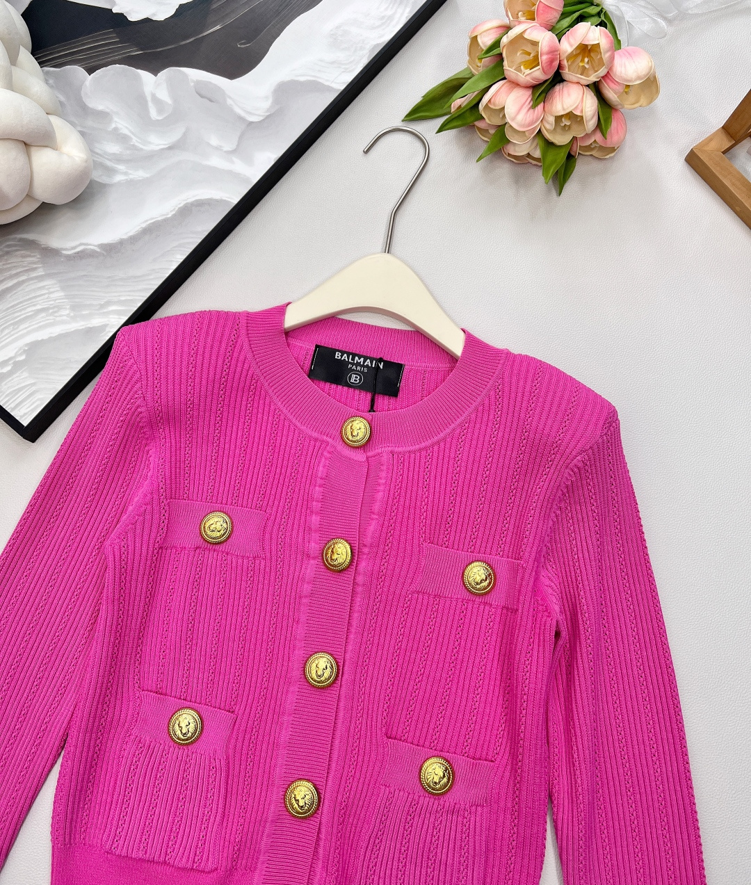 🆕 BALMAIN 巴尔曼金扣针织开衫，巴尔曼作为法国奢侈品牌的代表，始终以精致工艺与奢华设计闻名。这件