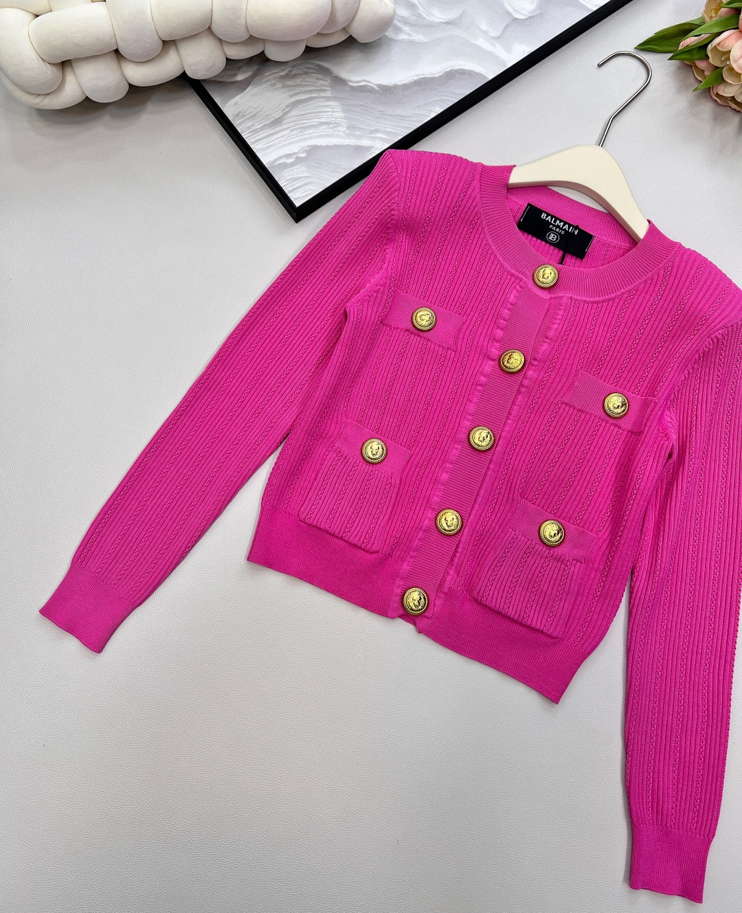 🆕 BALMAIN 巴尔曼金扣针织开衫，巴尔曼作为法国奢侈品牌的代表，始终以精致工艺与奢华设计闻名。这件