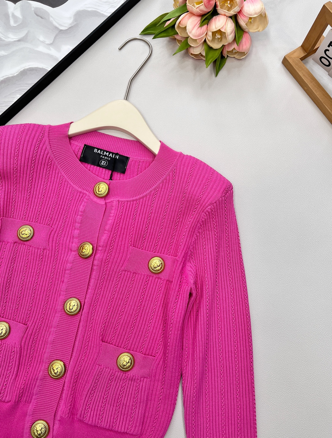 🆕 BALMAIN 巴尔曼金扣针织开衫，巴尔曼作为法国奢侈品牌的代表，始终以精致工艺与奢华设计闻名。这件