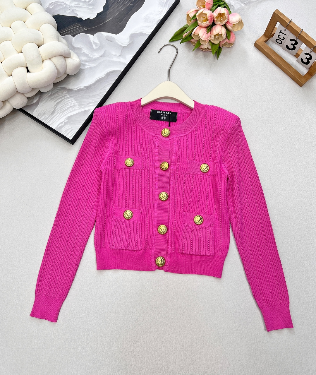 🆕 BALMAIN 巴尔曼金扣针织开衫，巴尔曼作为法国奢侈品牌的代表，始终以精致工艺与奢华设计闻名。这件