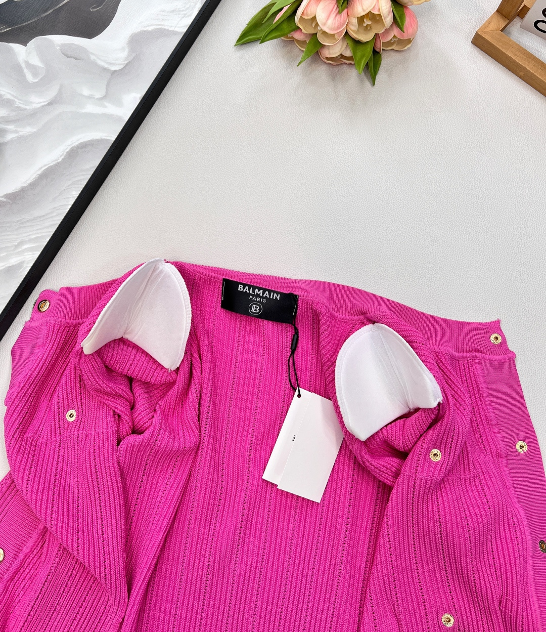 🆕 BALMAIN 巴尔曼金扣针织开衫，巴尔曼作为法国奢侈品牌的代表，始终以精致工艺与奢华设计闻名。这件