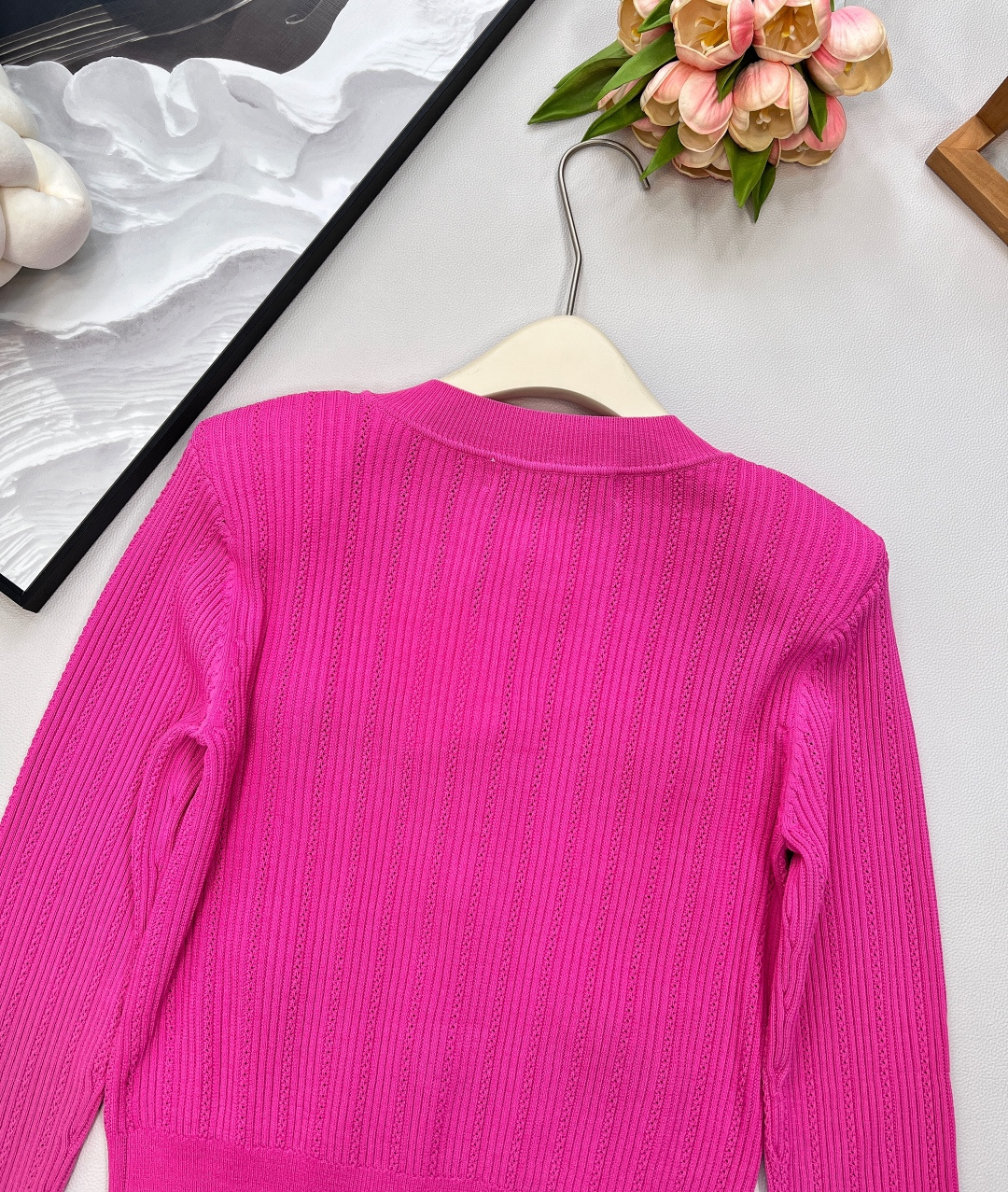 🆕 BALMAIN 巴尔曼金扣针织开衫，巴尔曼作为法国奢侈品牌的代表，始终以精致工艺与奢华设计闻名。这件