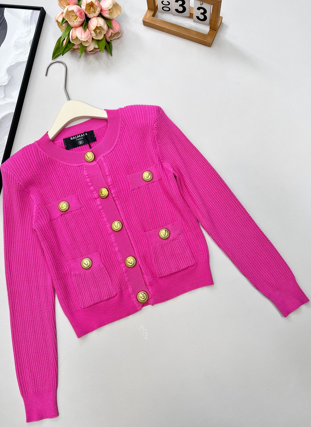 🆕 BALMAIN 巴尔曼金扣针织开衫，巴尔曼作为法国奢侈品牌的代表，始终以精致工艺与奢华设计闻名。这件