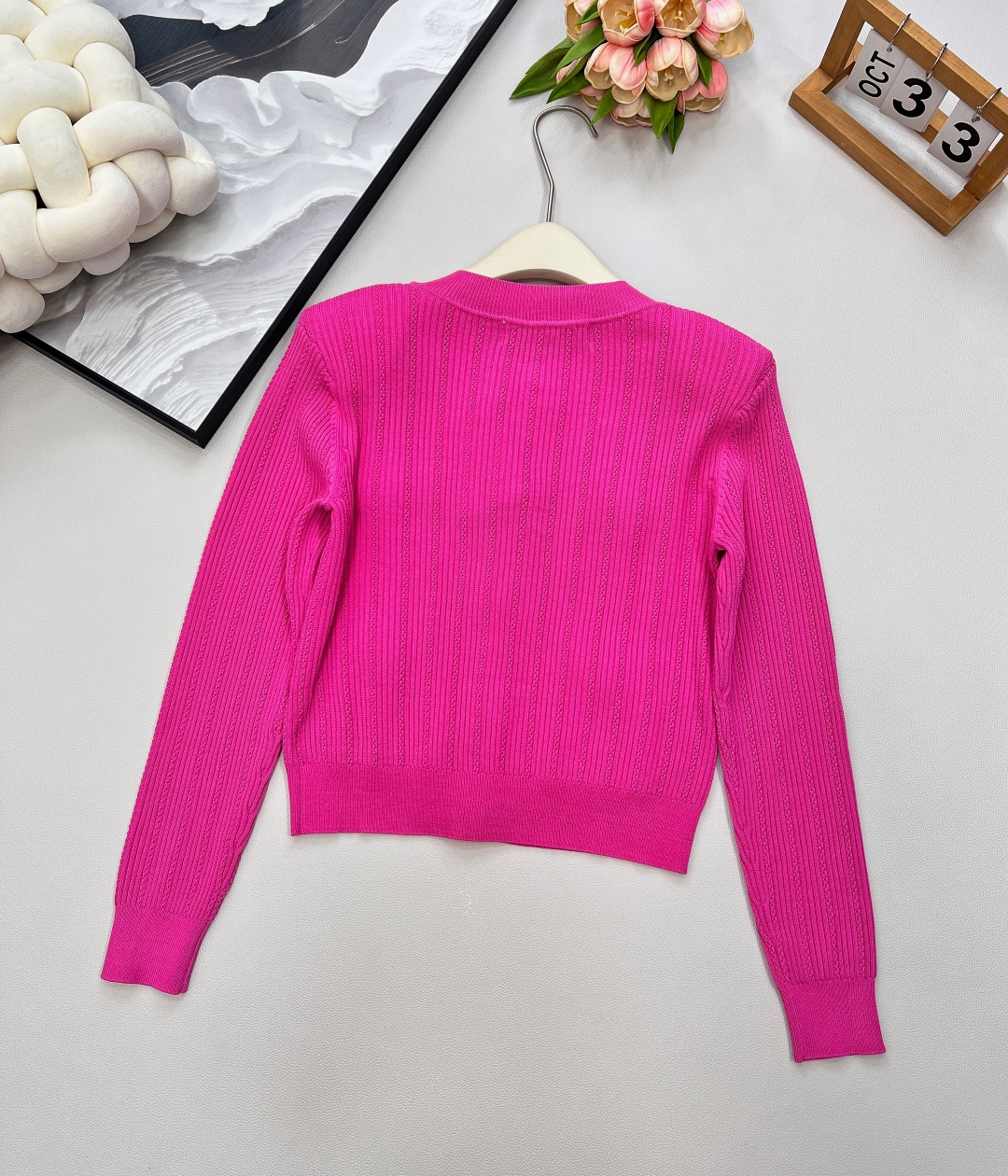 🆕 BALMAIN 巴尔曼金扣针织开衫，巴尔曼作为法国奢侈品牌的代表，始终以精致工艺与奢华设计闻名。这件