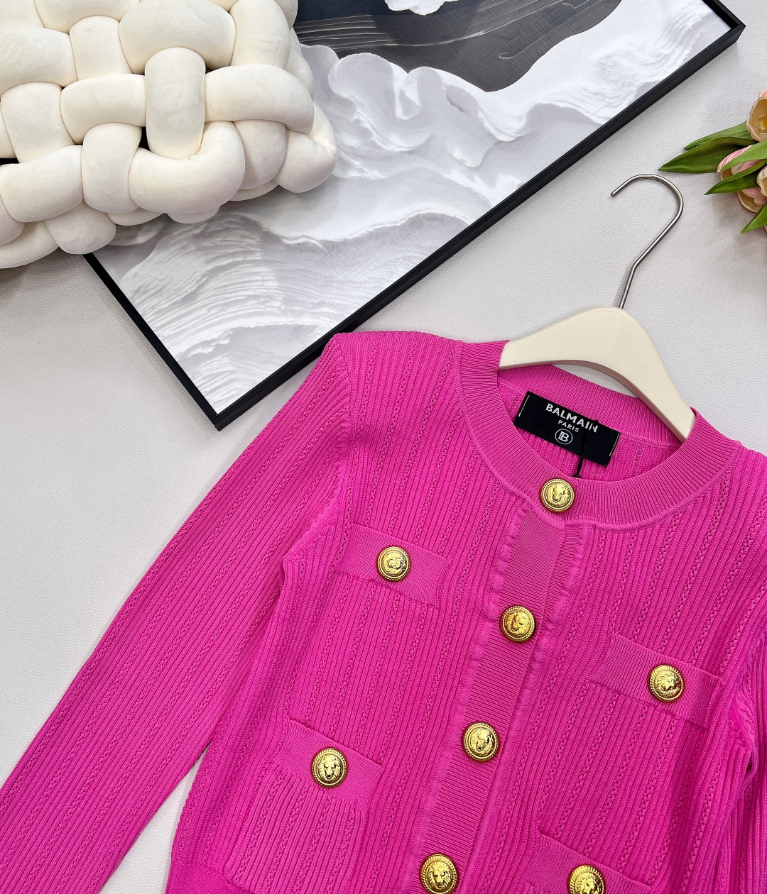 🆕 BALMAIN 巴尔曼金扣针织开衫，巴尔曼作为法国奢侈品牌的代表，始终以精致工艺与奢华设计闻名。这件
