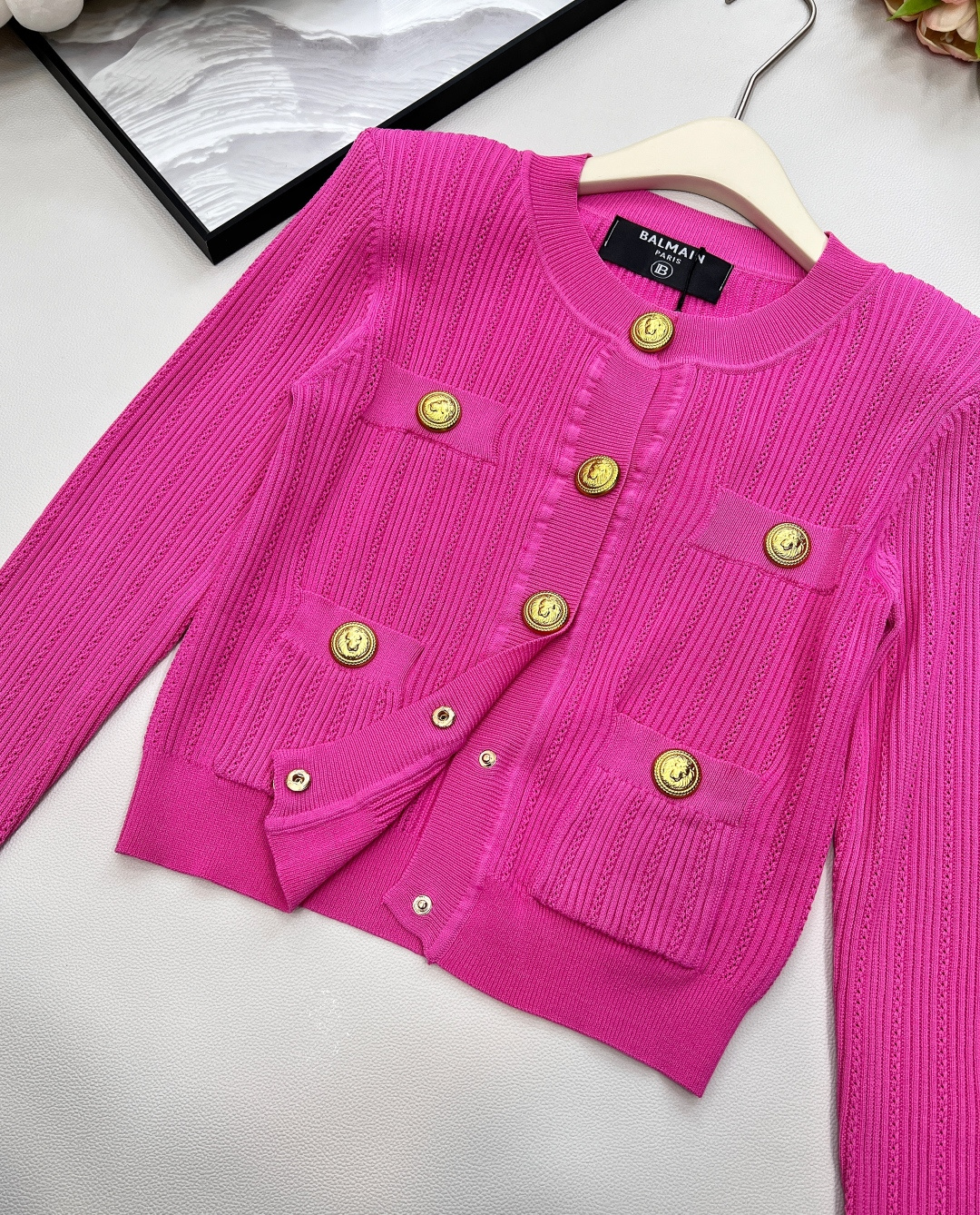 🆕 BALMAIN 巴尔曼金扣针织开衫，巴尔曼作为法国奢侈品牌的代表，始终以精致工艺与奢华设计闻名。这件