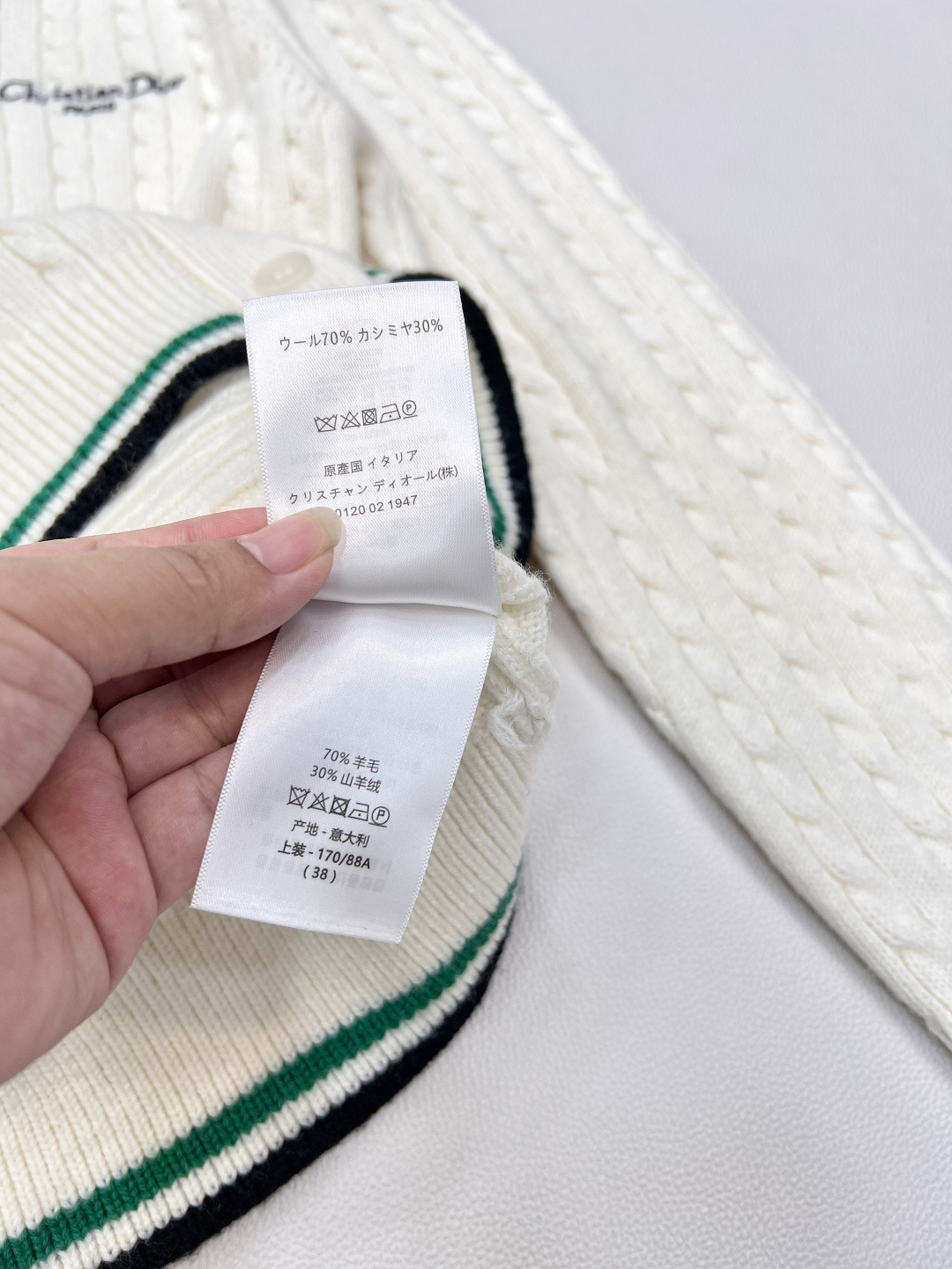 🆕 DIOR 字母刺绣V领麻花针织开衫，上身非常减龄少女 一秒提升气质 胸前定位字母刺绣，简约不失时髦 