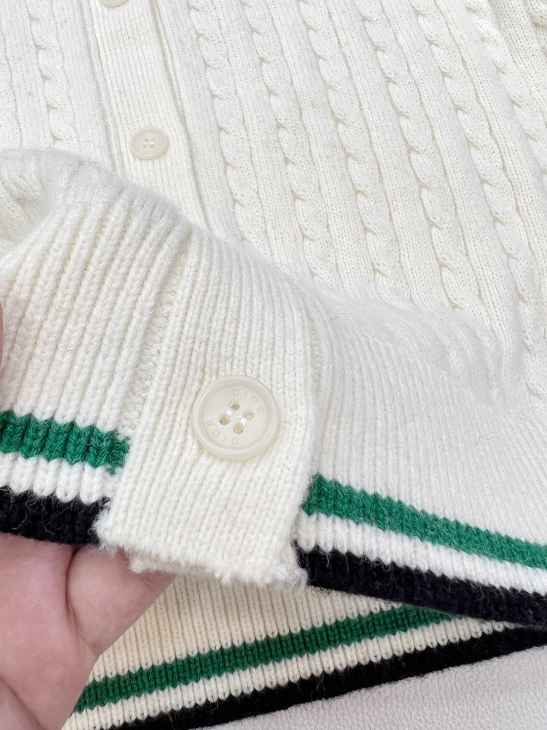 🆕 DIOR 字母刺绣V领麻花针织开衫，上身非常减龄少女 一秒提升气质 胸前定位字母刺绣，简约不失时髦 