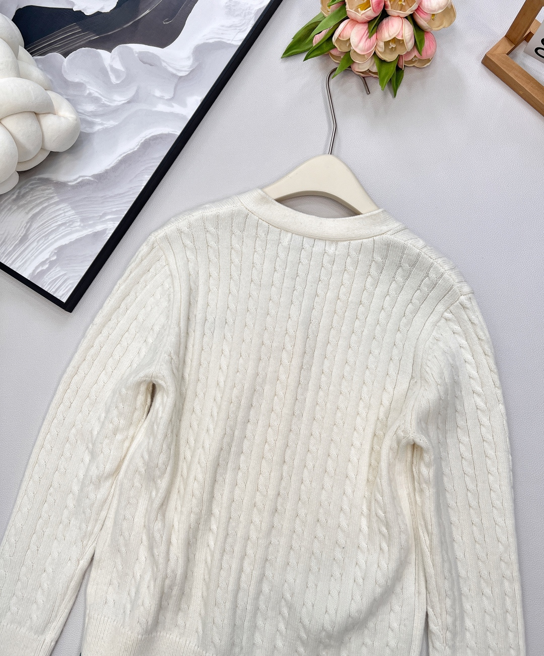 🆕 DIOR 字母刺绣V领麻花针织开衫，上身非常减龄少女 一秒提升气质 胸前定位字母刺绣，简约不失时髦 