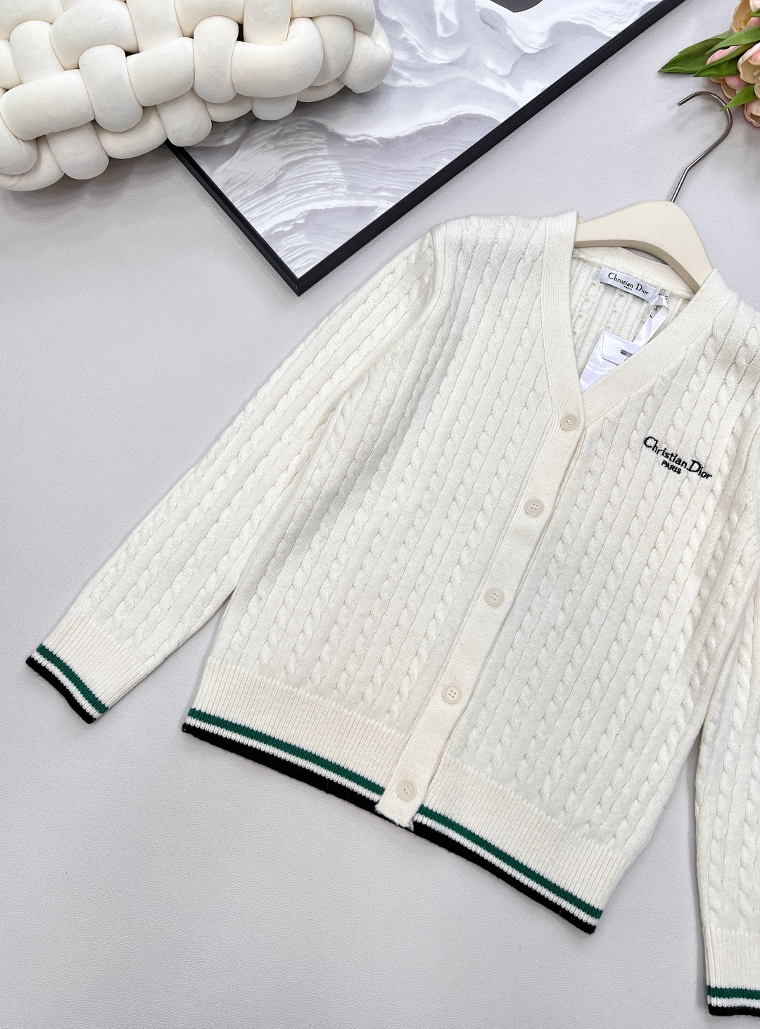 🆕 DIOR 字母刺绣V领麻花针织开衫，上身非常减龄少女 一秒提升气质 胸前定位字母刺绣，简约不失时髦 