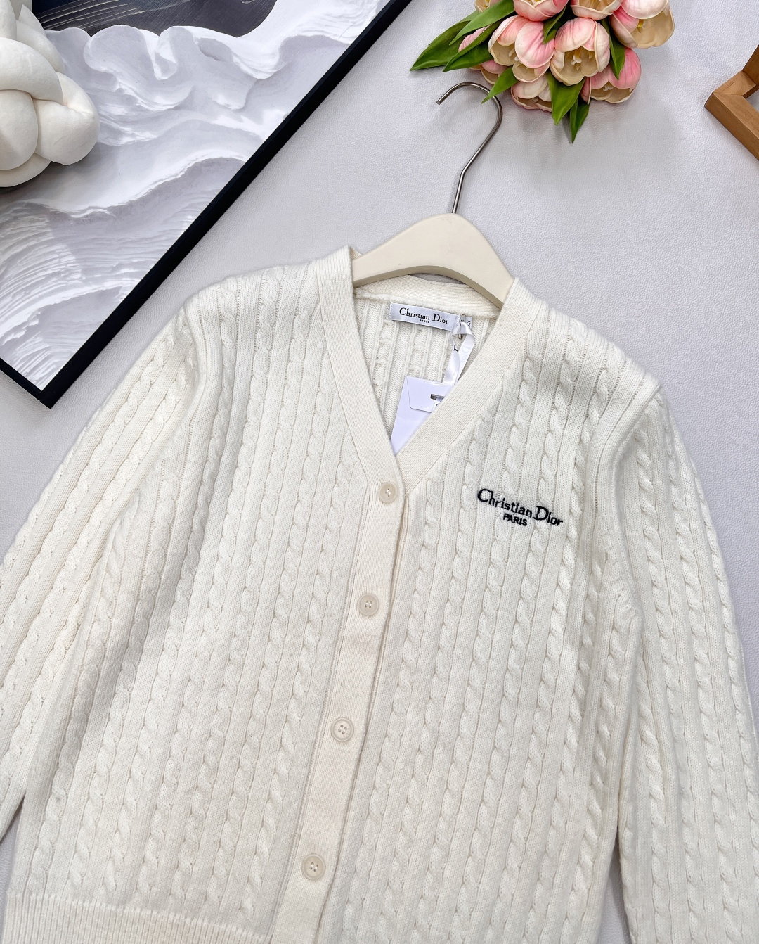 🆕 DIOR 字母刺绣V领麻花针织开衫，上身非常减龄少女 一秒提升气质 胸前定位字母刺绣，简约不失时髦 