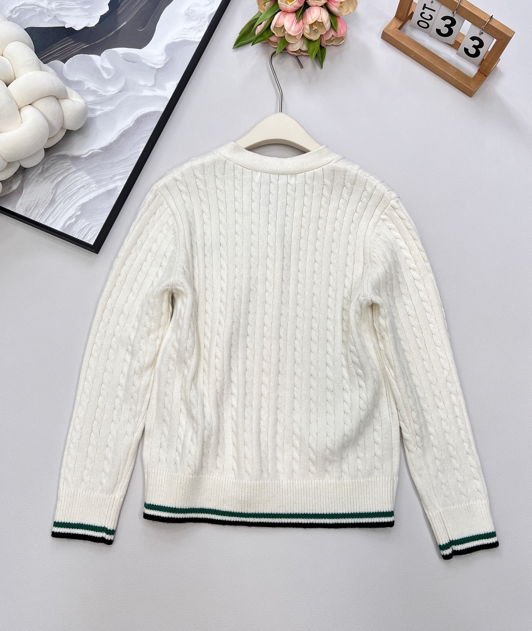 🆕 DIOR 字母刺绣V领麻花针织开衫，上身非常减龄少女 一秒提升气质 胸前定位字母刺绣，简约不失时髦 