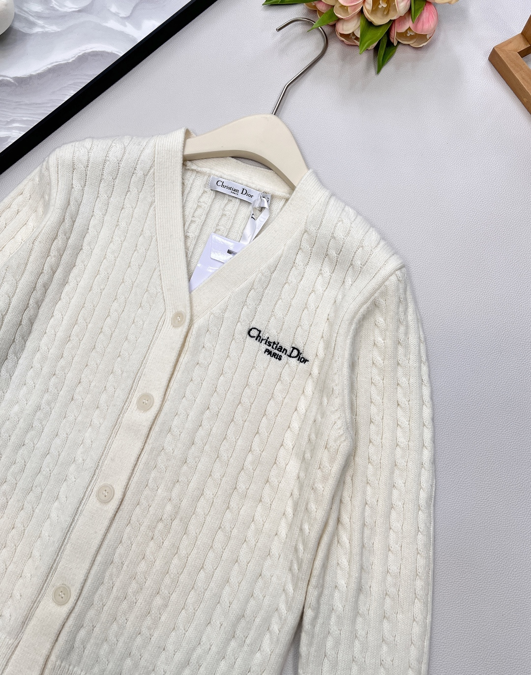 🆕 DIOR 字母刺绣V领麻花针织开衫，上身非常减龄少女 一秒提升气质 胸前定位字母刺绣，简约不失时髦 