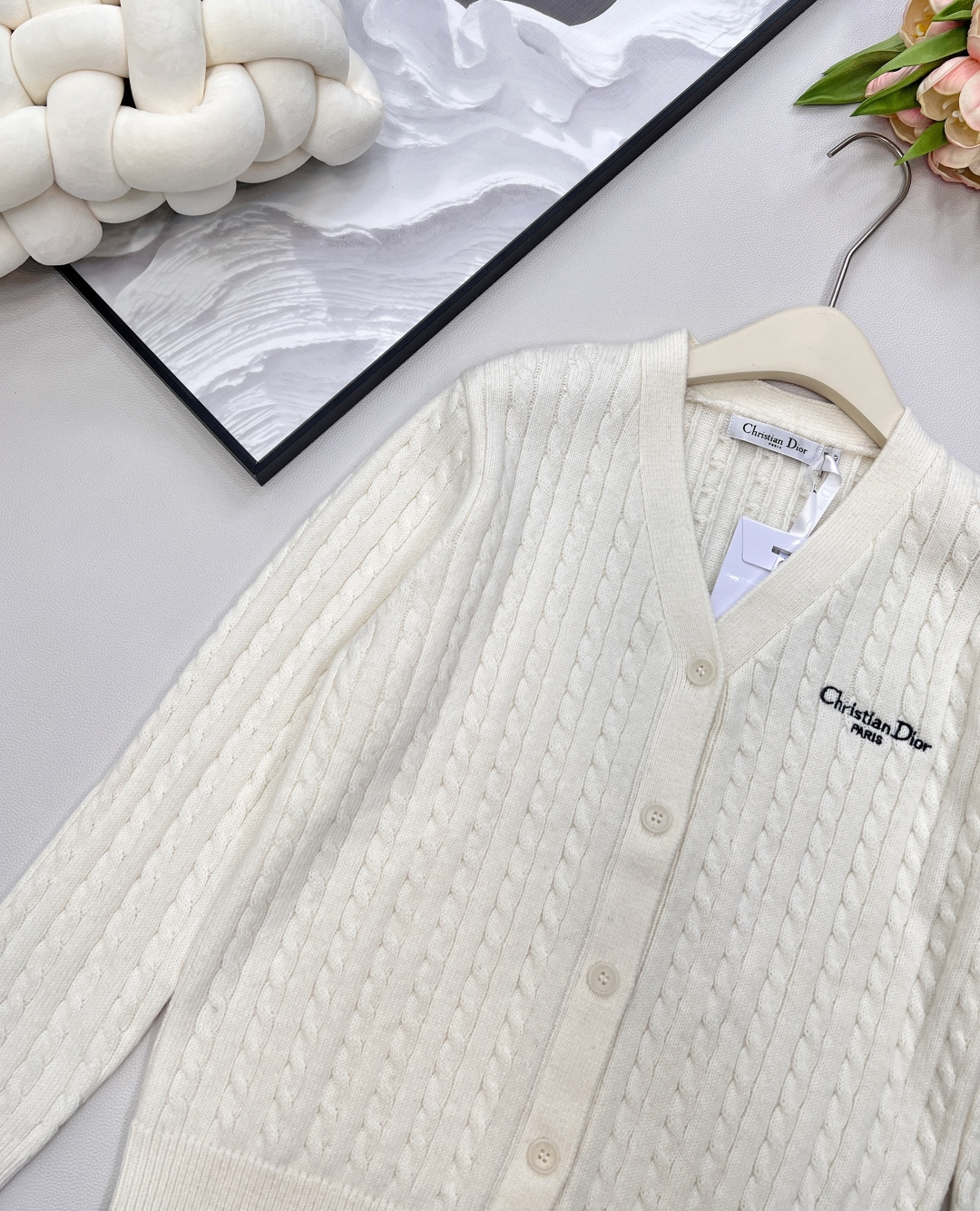 🆕 DIOR 字母刺绣V领麻花针织开衫，上身非常减龄少女 一秒提升气质 胸前定位字母刺绣，简约不失时髦 
