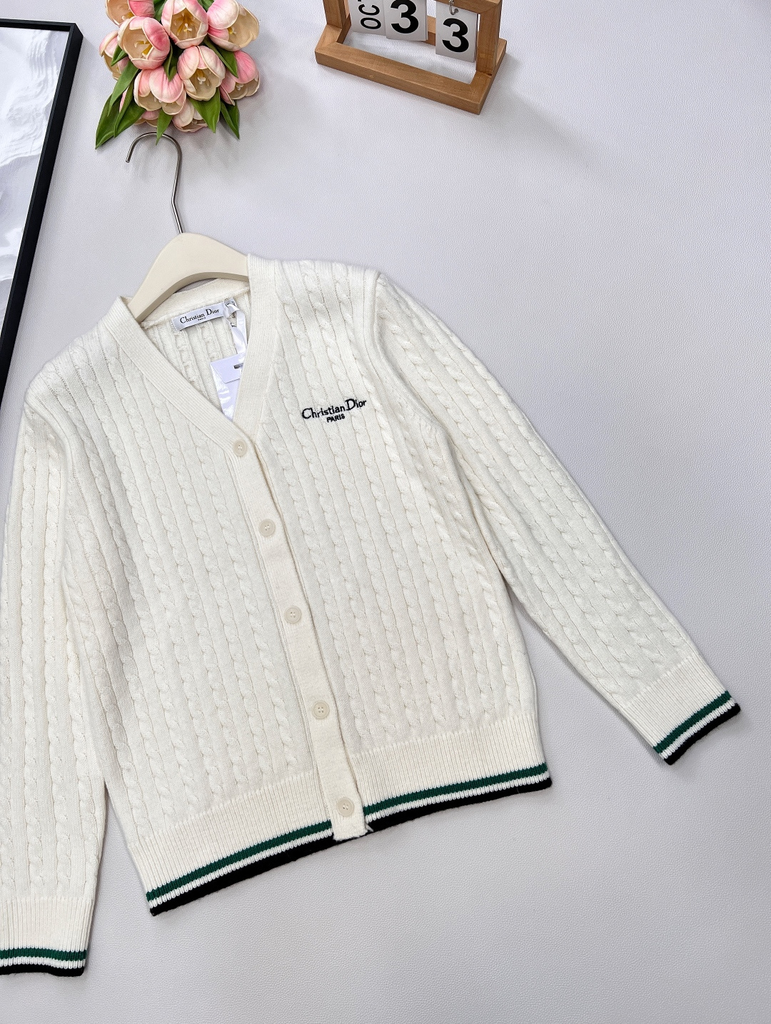 🆕 DIOR 字母刺绣V领麻花针织开衫，上身非常减龄少女 一秒提升气质 胸前定位字母刺绣，简约不失时髦 