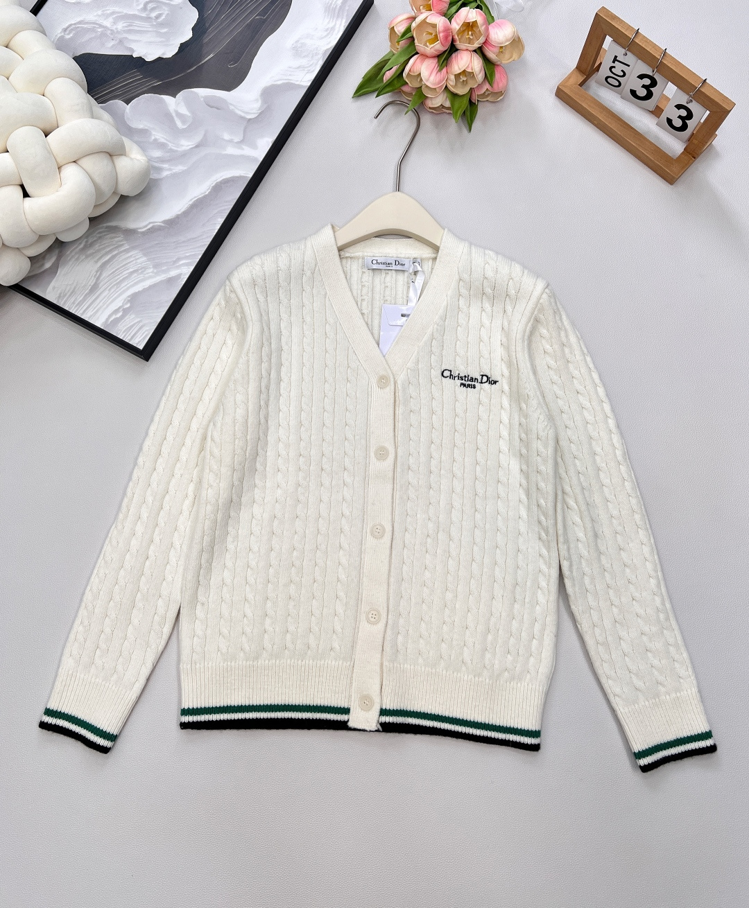 🆕 DIOR 字母刺绣V领麻花针织开衫，上身非常减龄少女 一秒提升气质 胸前定位字母刺绣，简约不失时髦 