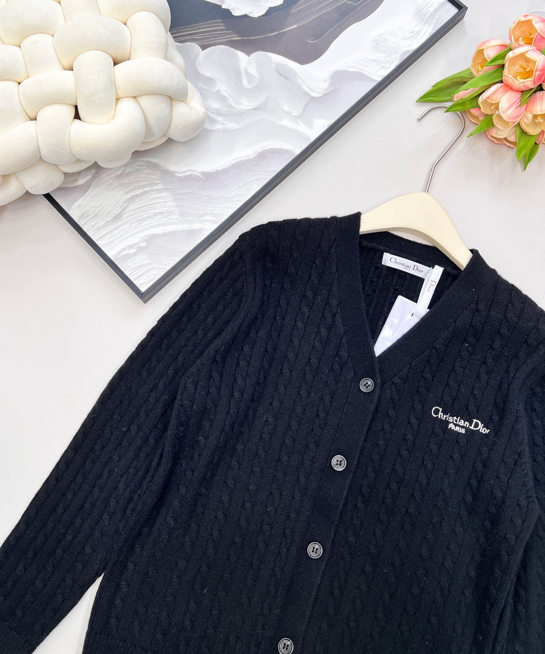 🆕 DIOR 字母刺绣V领麻花针织开衫，上身非常减龄少女 一秒提升气质 胸前定位字母刺绣，简约不失时髦 