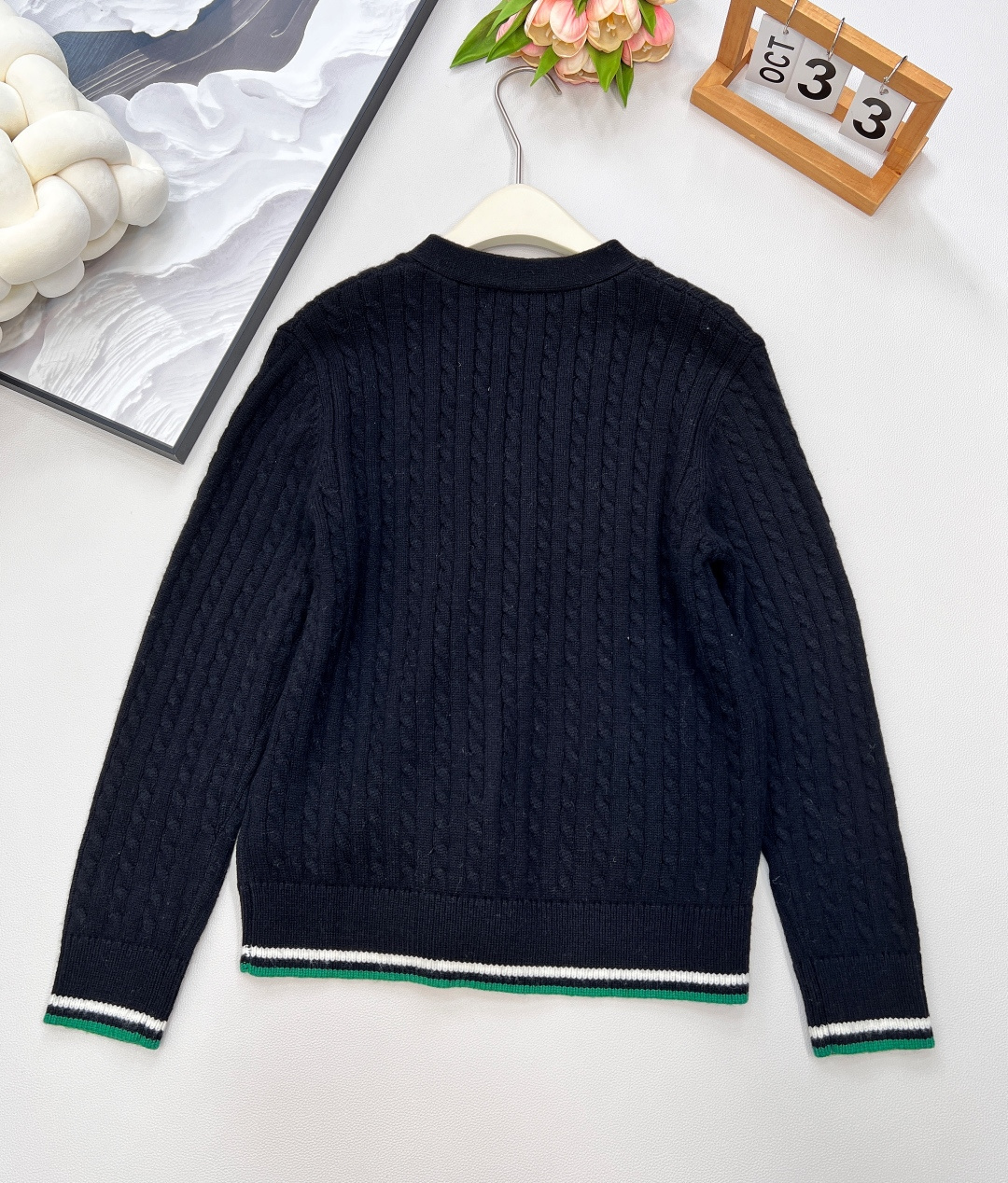 🆕 DIOR 字母刺绣V领麻花针织开衫，上身非常减龄少女 一秒提升气质 胸前定位字母刺绣，简约不失时髦 