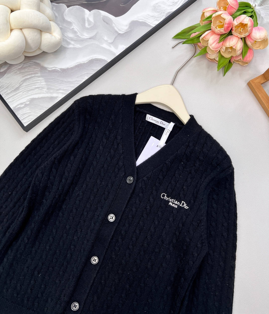 🆕 DIOR 字母刺绣V领麻花针织开衫，上身非常减龄少女 一秒提升气质 胸前定位字母刺绣，简约不失时髦 