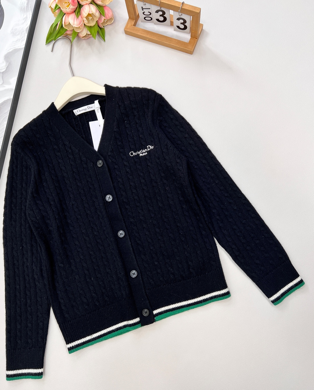 🆕 DIOR 字母刺绣V领麻花针织开衫，上身非常减龄少女 一秒提升气质 胸前定位字母刺绣，简约不失时髦 