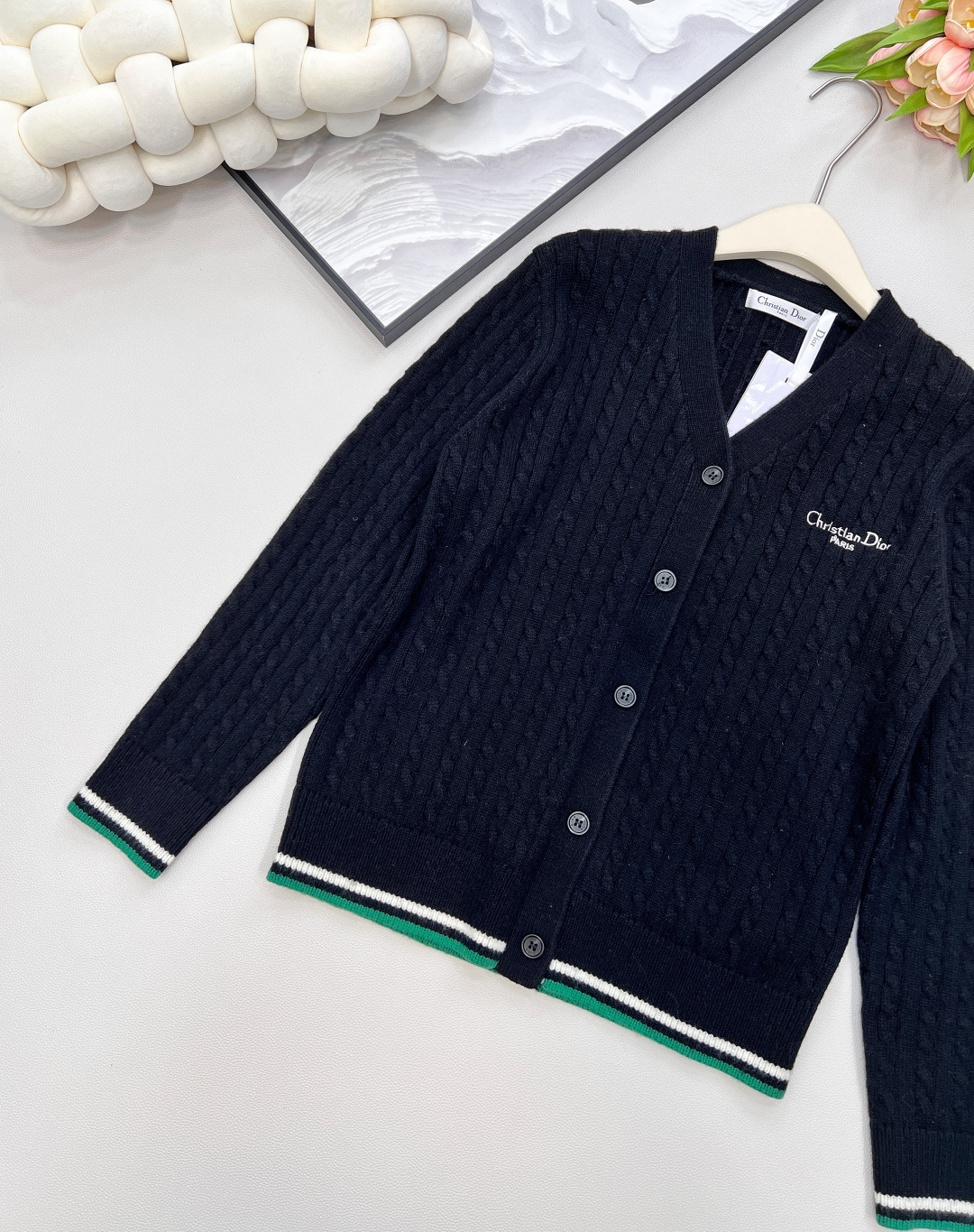 🆕 DIOR 字母刺绣V领麻花针织开衫，上身非常减龄少女 一秒提升气质 胸前定位字母刺绣，简约不失时髦 