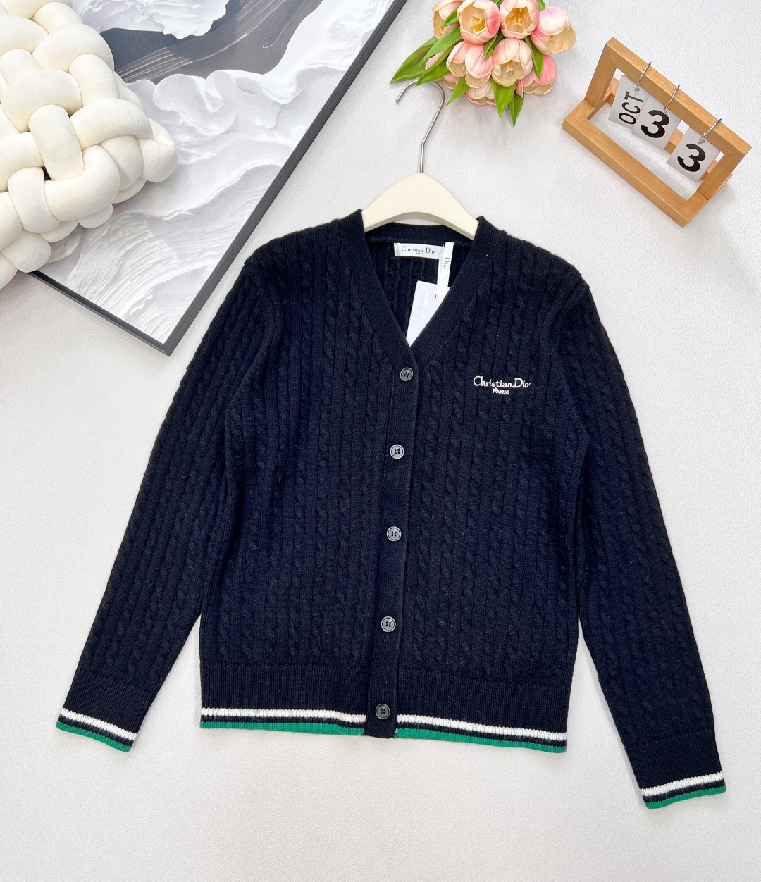 🆕 DIOR 字母刺绣V领麻花针织开衫，上身非常减龄少女 一秒提升气质 胸前定位字母刺绣，简约不失时髦 