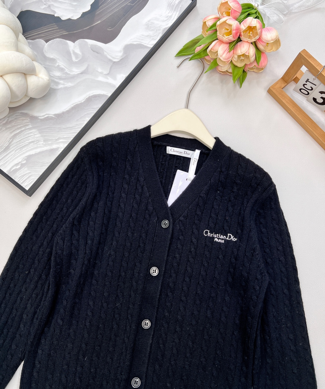 🆕 DIOR 字母刺绣V领麻花针织开衫，上身非常减龄少女 一秒提升气质 胸前定位字母刺绣，简约不失时髦 